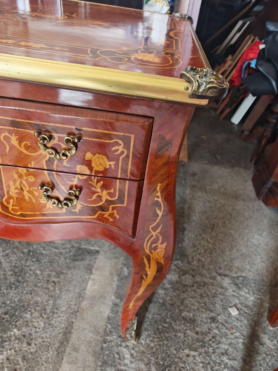 Антикварно бюро и кресло