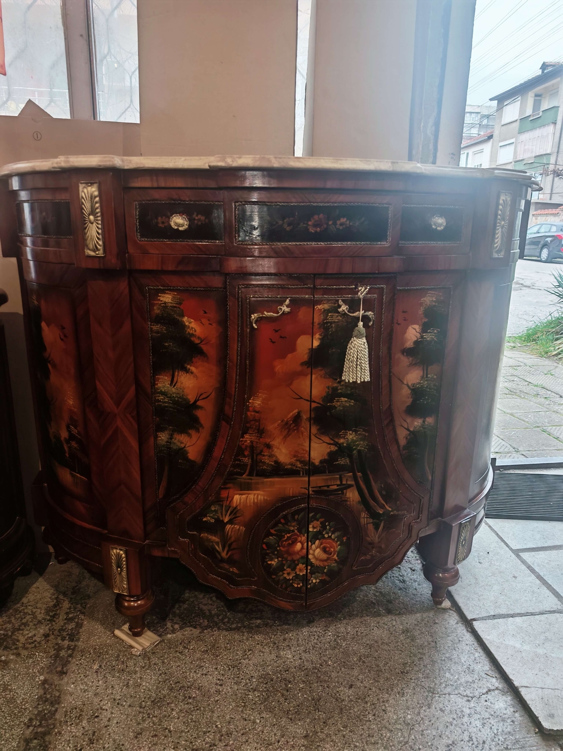 Елегантен бароков комод