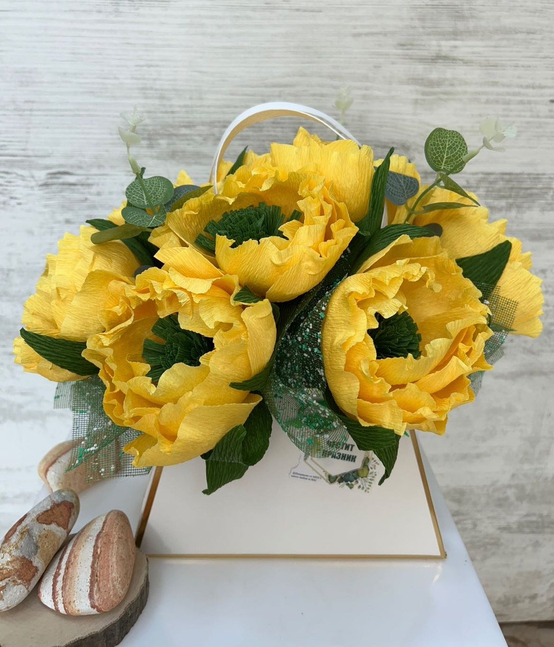 Бяла чанта с жълти божури