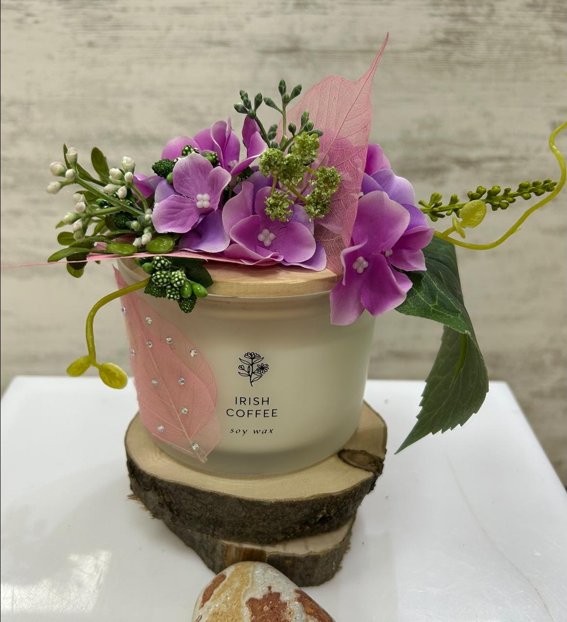 Декорирани свещи в лилаво