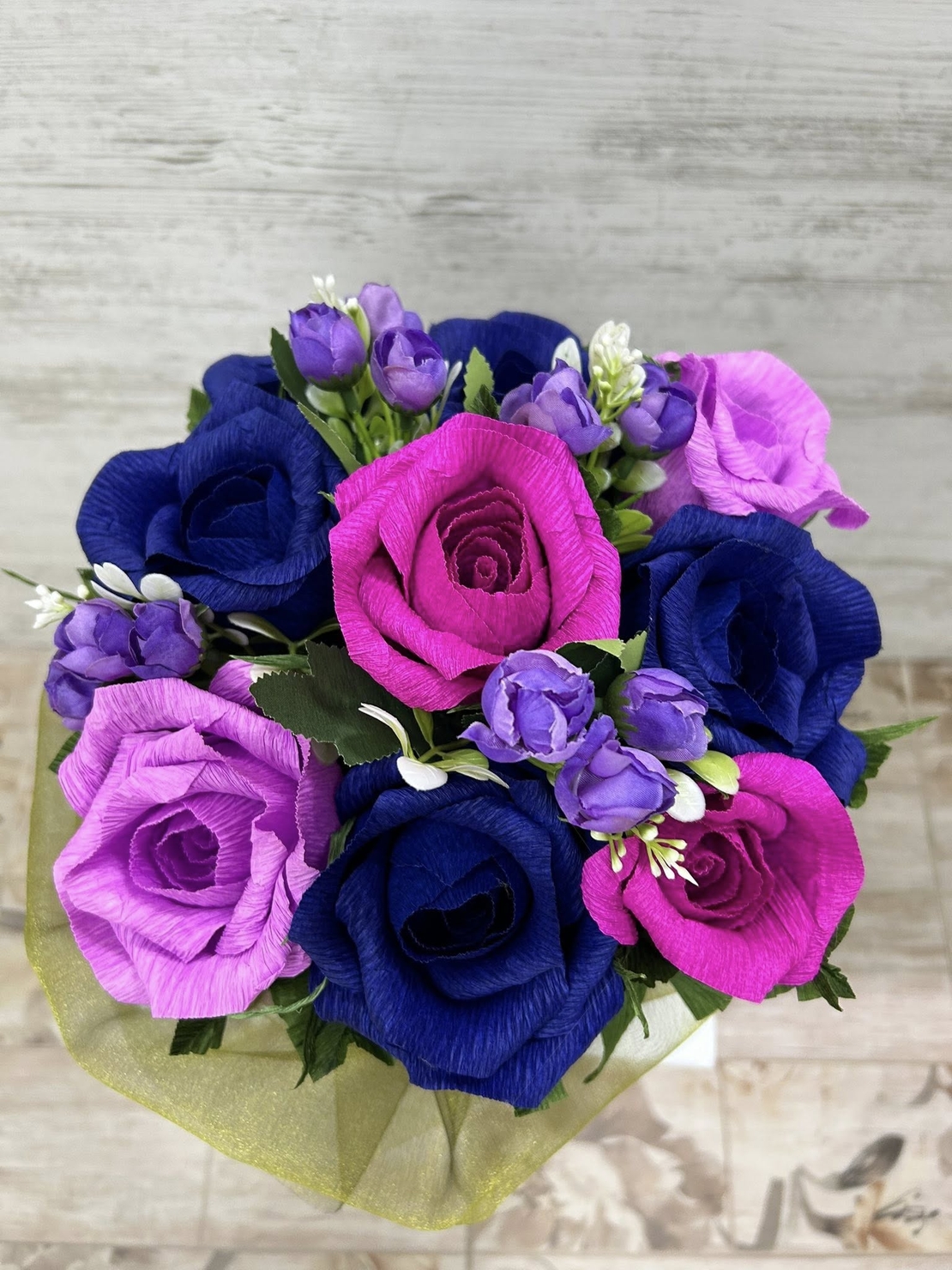 Лилава основа със сини,цикламени и розови рози