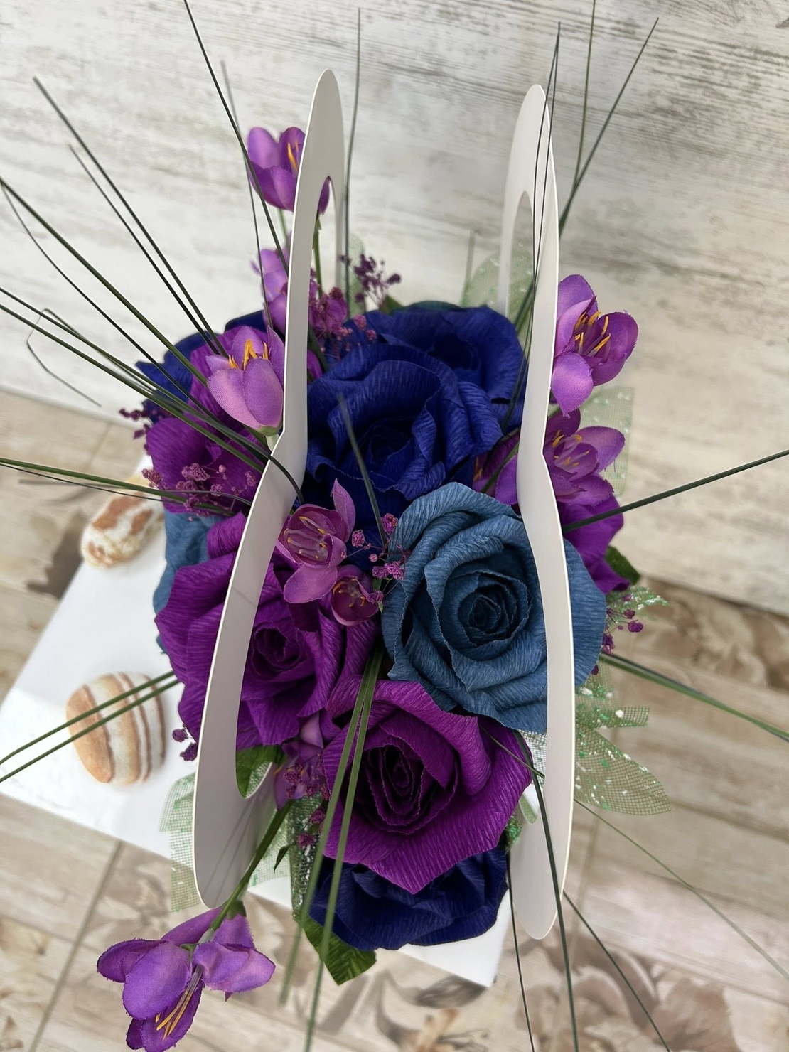 Бяло сърце лилаво сини рози.