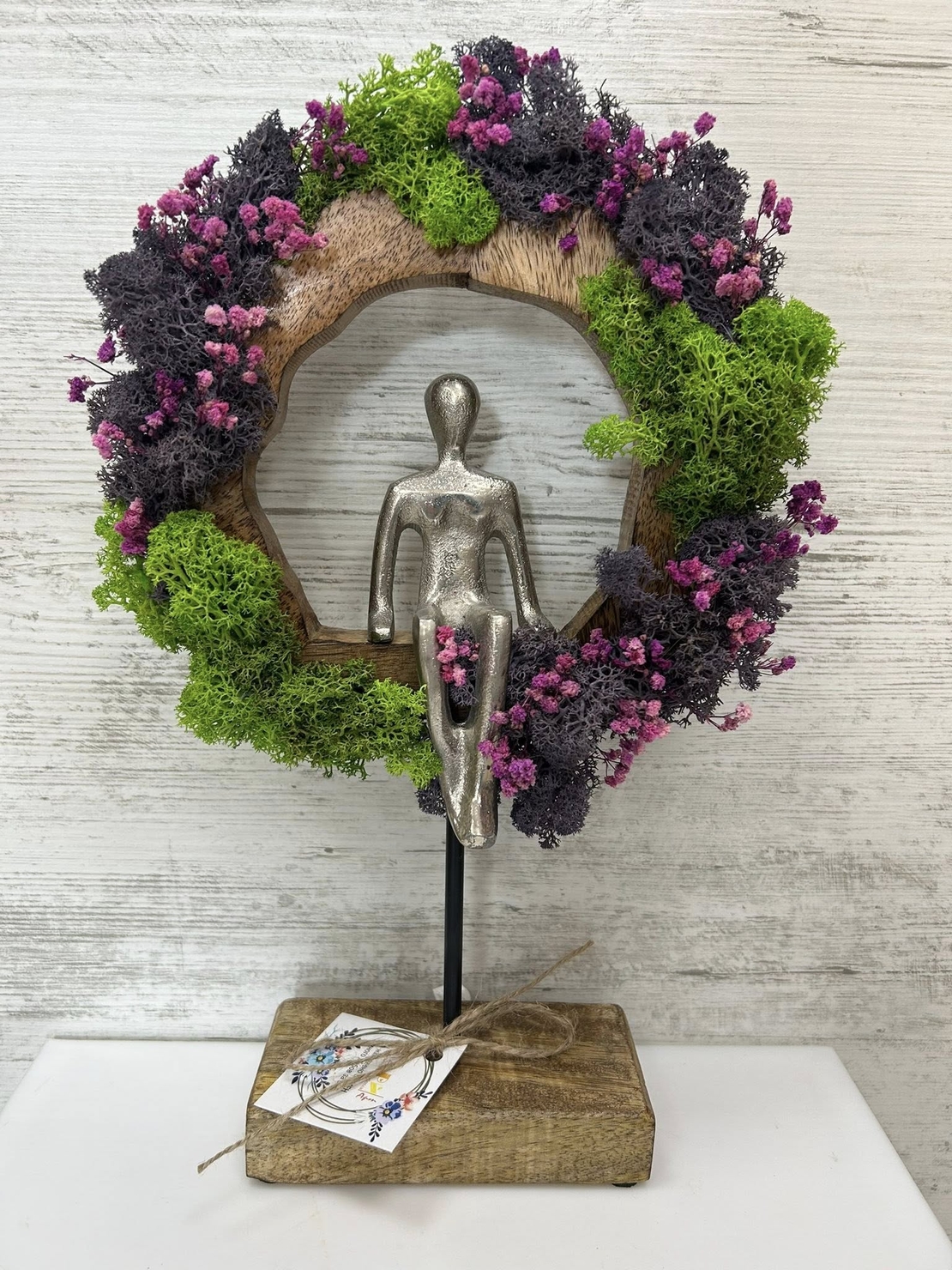 Статуетка със седнал човек