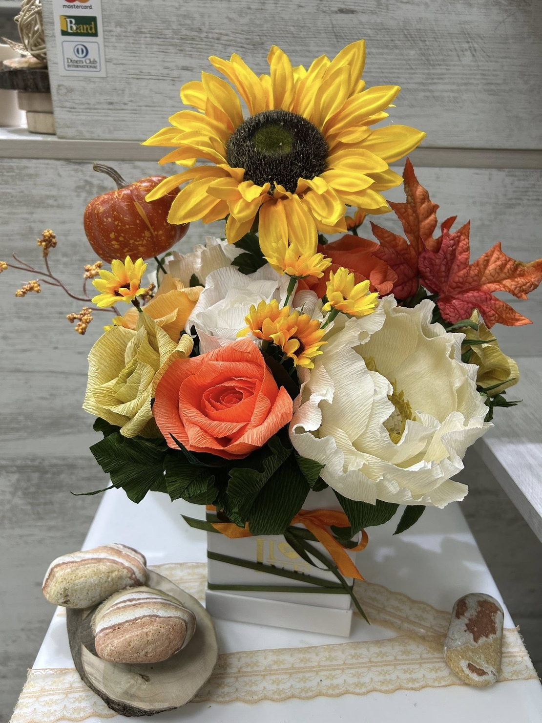 Жълти,оранжеви ,слънчоглед и тиквичка в квадратна кутия