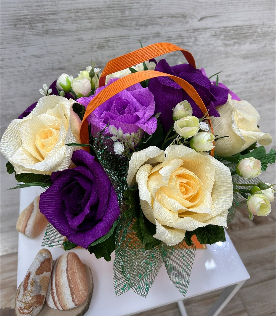 Оранжева чантичка с жълто-лилави цветя