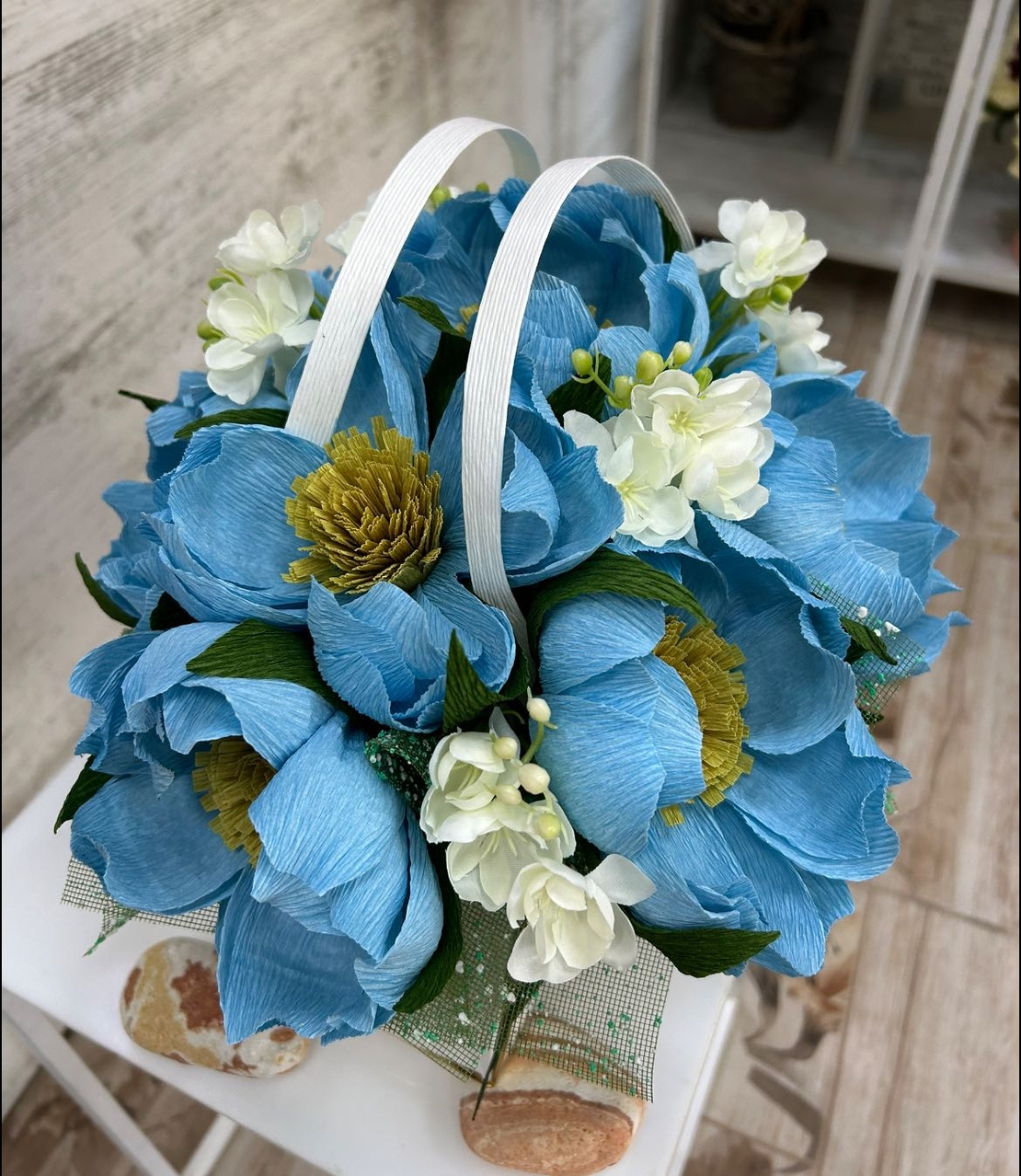 БЯЛА ЧАНТИЧКА СЪС СИНИ БОЖУРИ