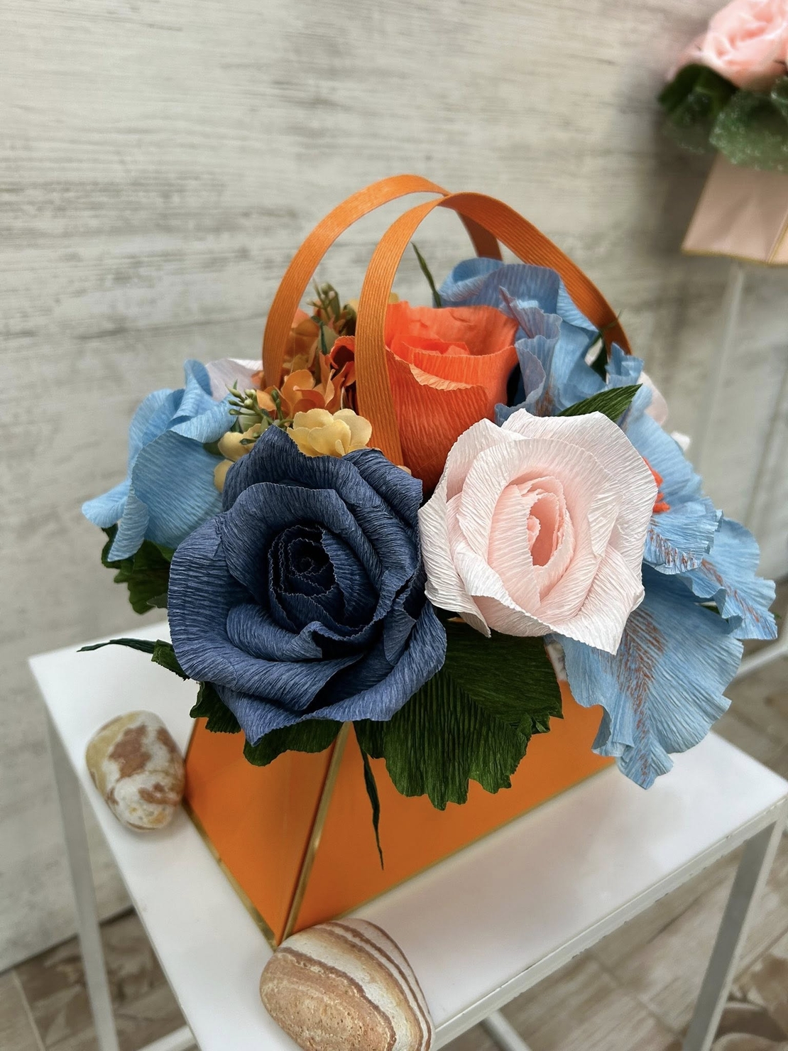 Оранжева чантичка със синьо,розови и оранжеви цветя