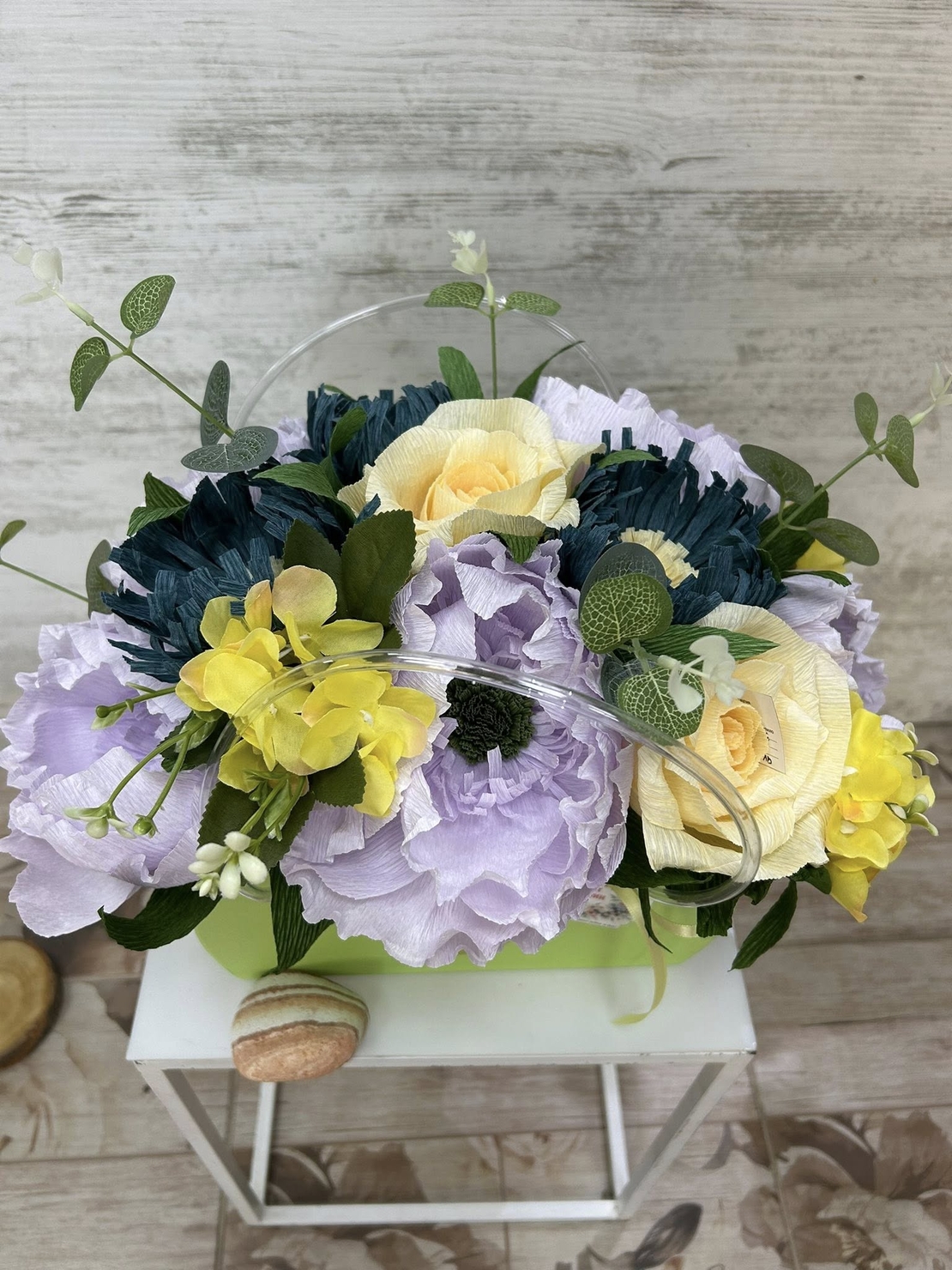 Лилави,сини  и жълти цветя в резидава чантичка