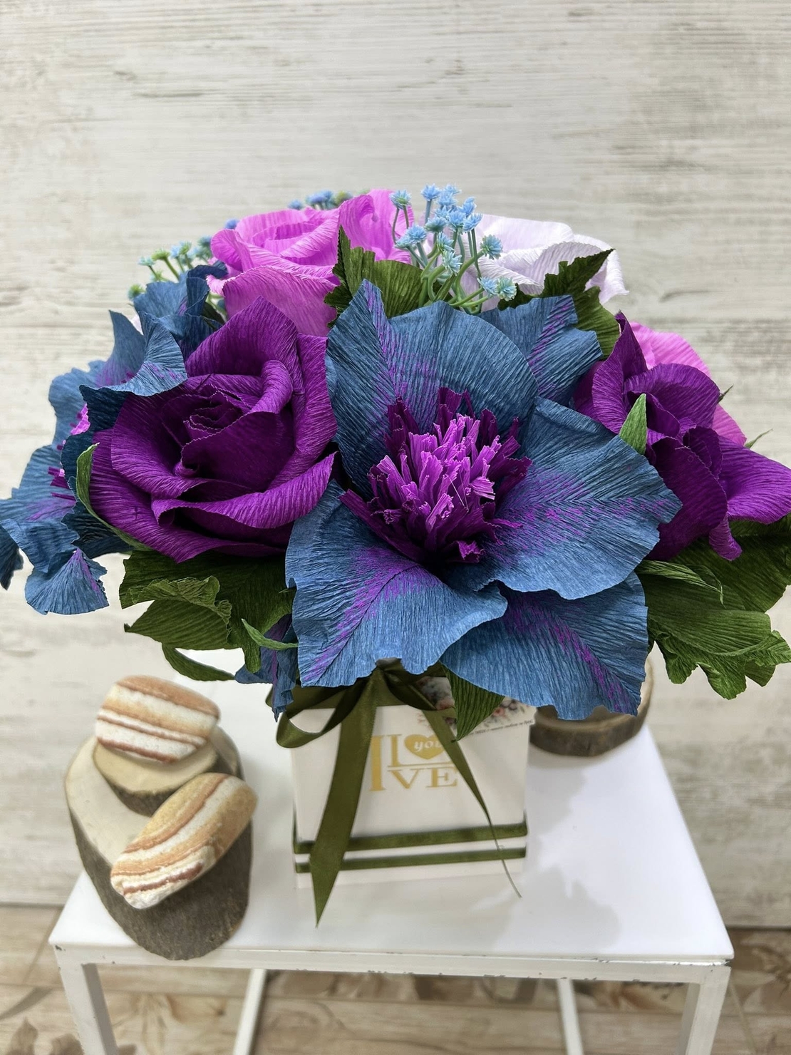 Синьо-лилави цветя в квадратна ,бяла кутия