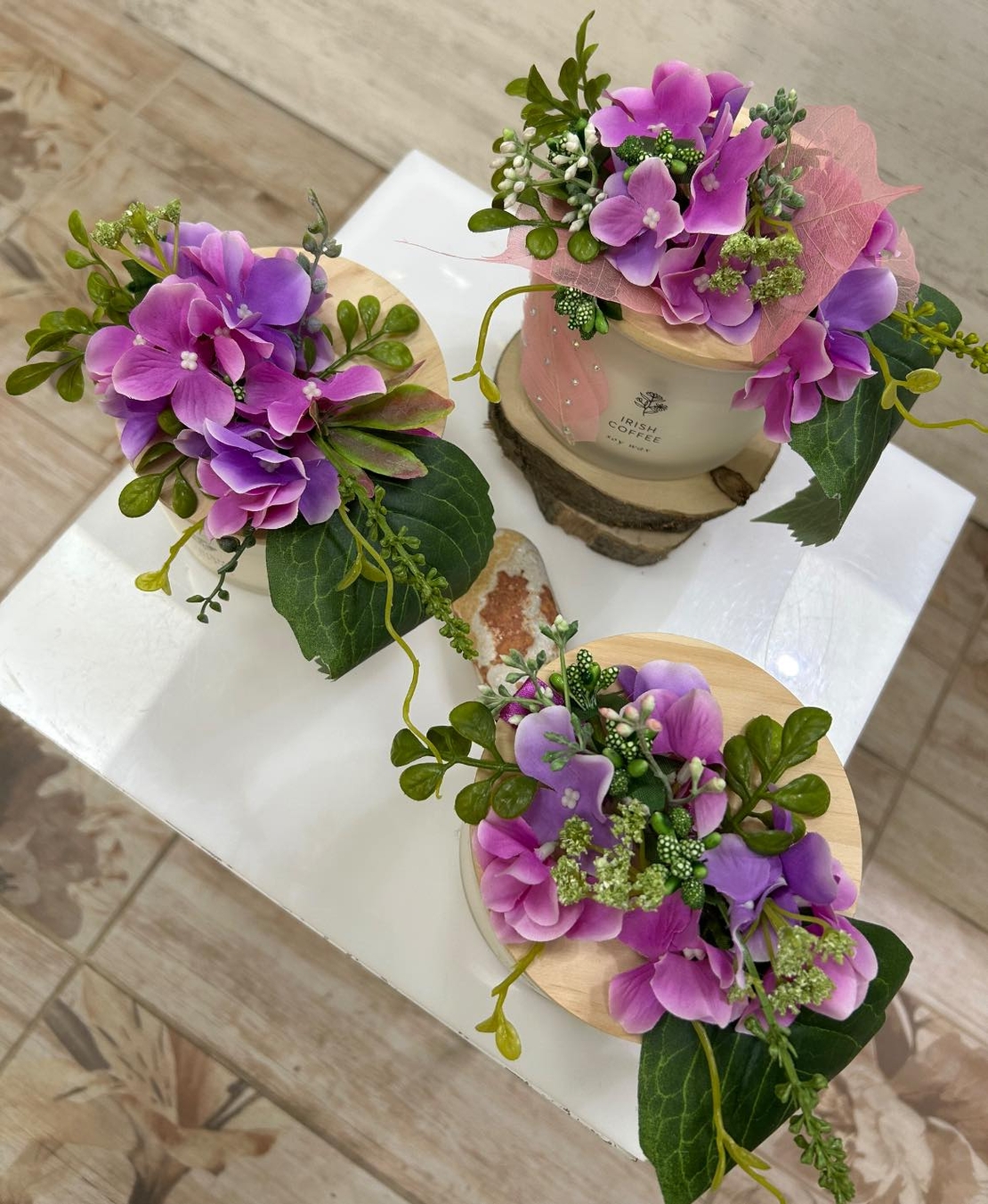 Декорирани свещи в лилаво