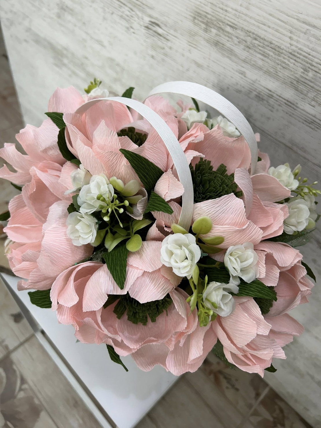 БЯЛА ЧАНТИЧКА С РОЗОВИ БОЖУРИ