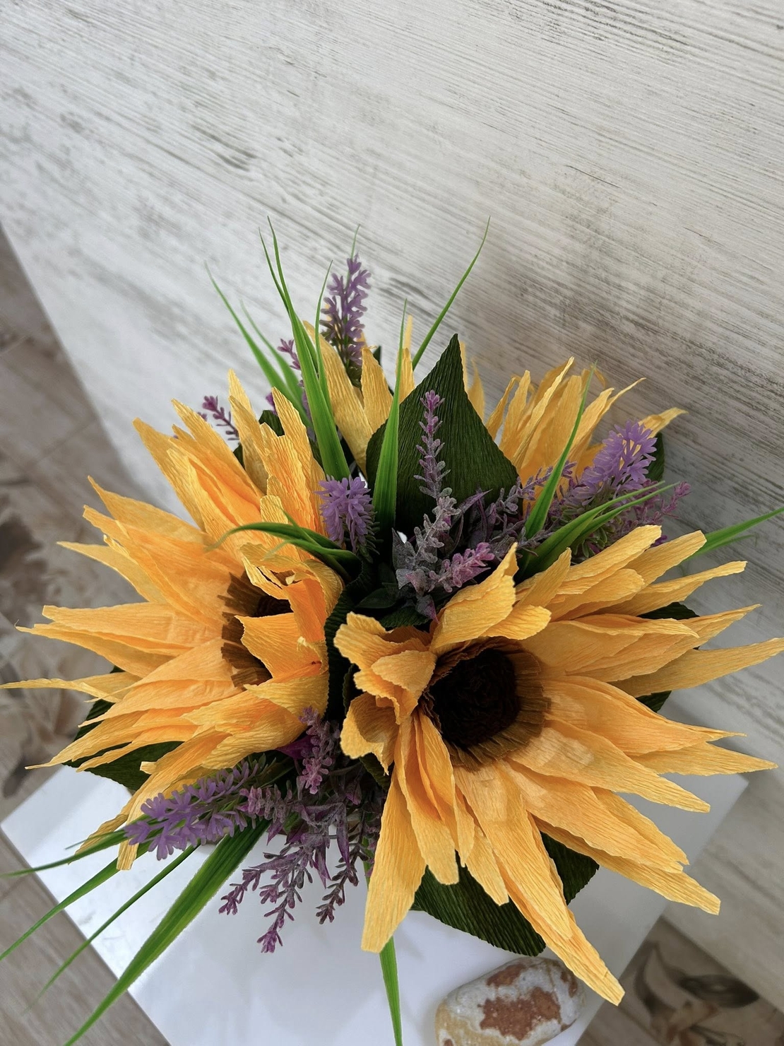 Слънчогледи в бежова кутия