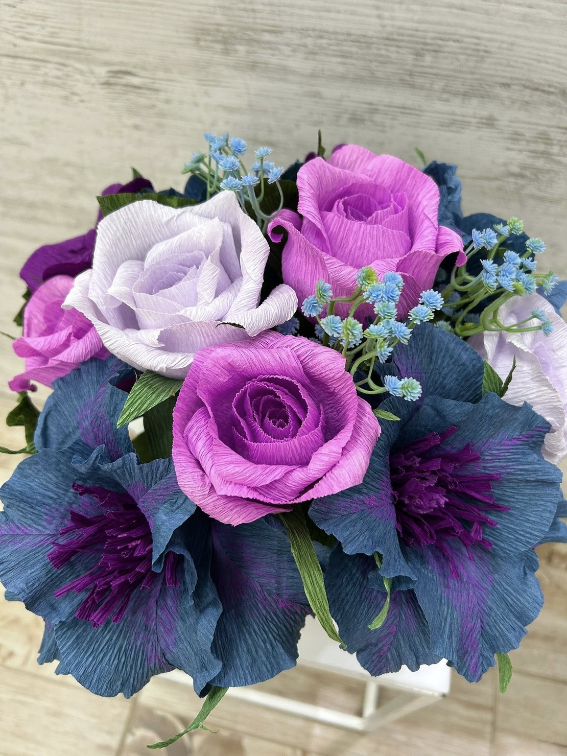 Синьо-лилави цветя в квадратна ,бяла кутия