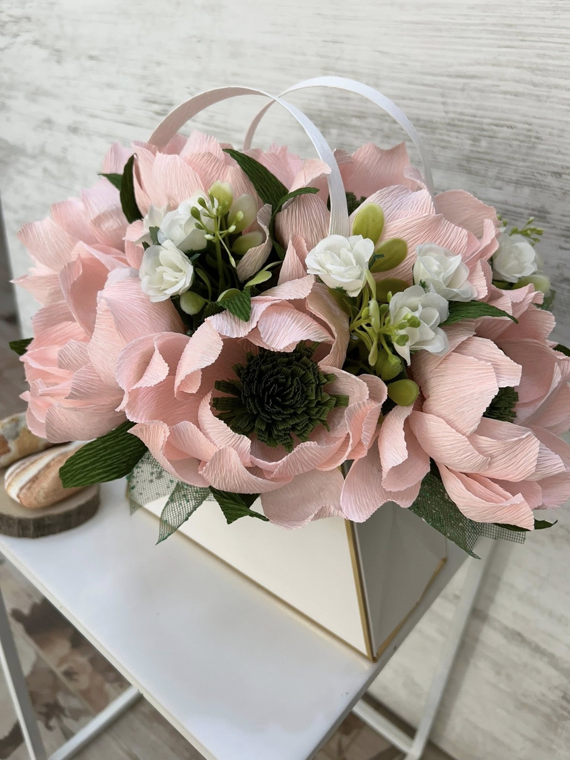 БЯЛА ЧАНТИЧКА С РОЗОВИ БОЖУРИ