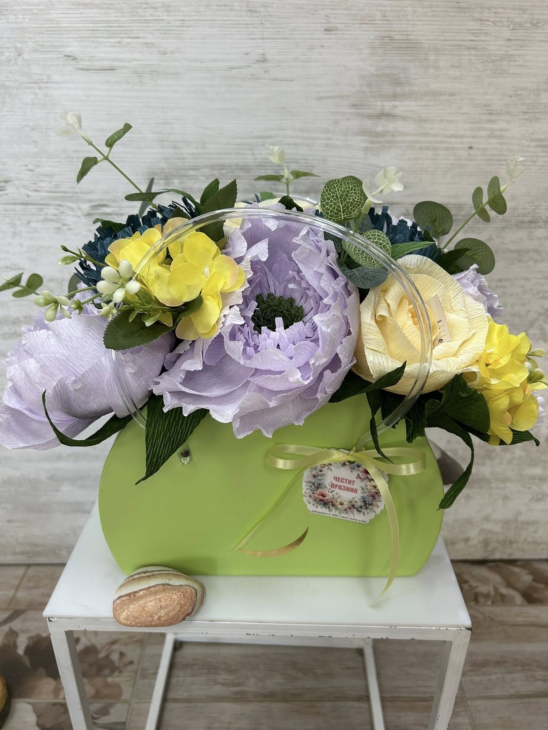 Лилави,сини  и жълти цветя в резидава чантичка