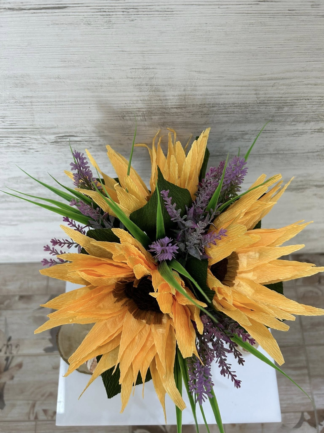 Слънчогледи в бежова кутия