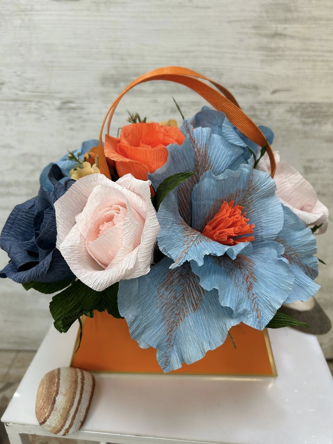 Оранжева чантичка със синьо,розови и оранжеви цветя