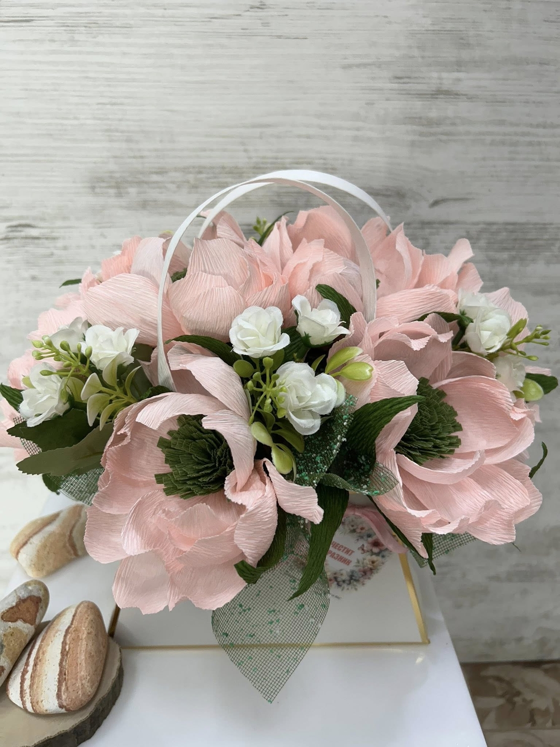 БЯЛА ЧАНТИЧКА С РОЗОВИ БОЖУРИ