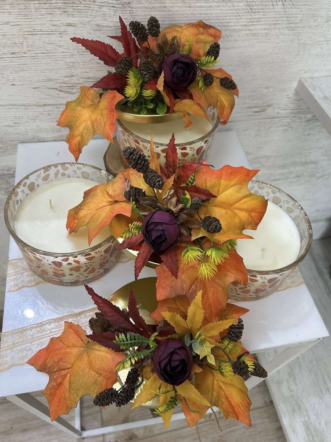 ДЕКОРИРАНИ ароматни свещи