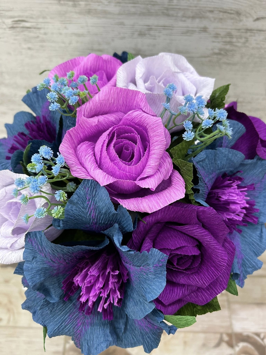 Синьо-лилави цветя в квадратна ,бяла кутия