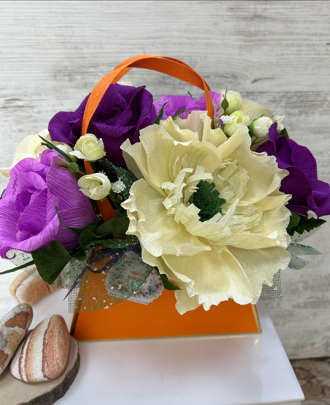 Оранжева чантичка с жълто-лилави цветя