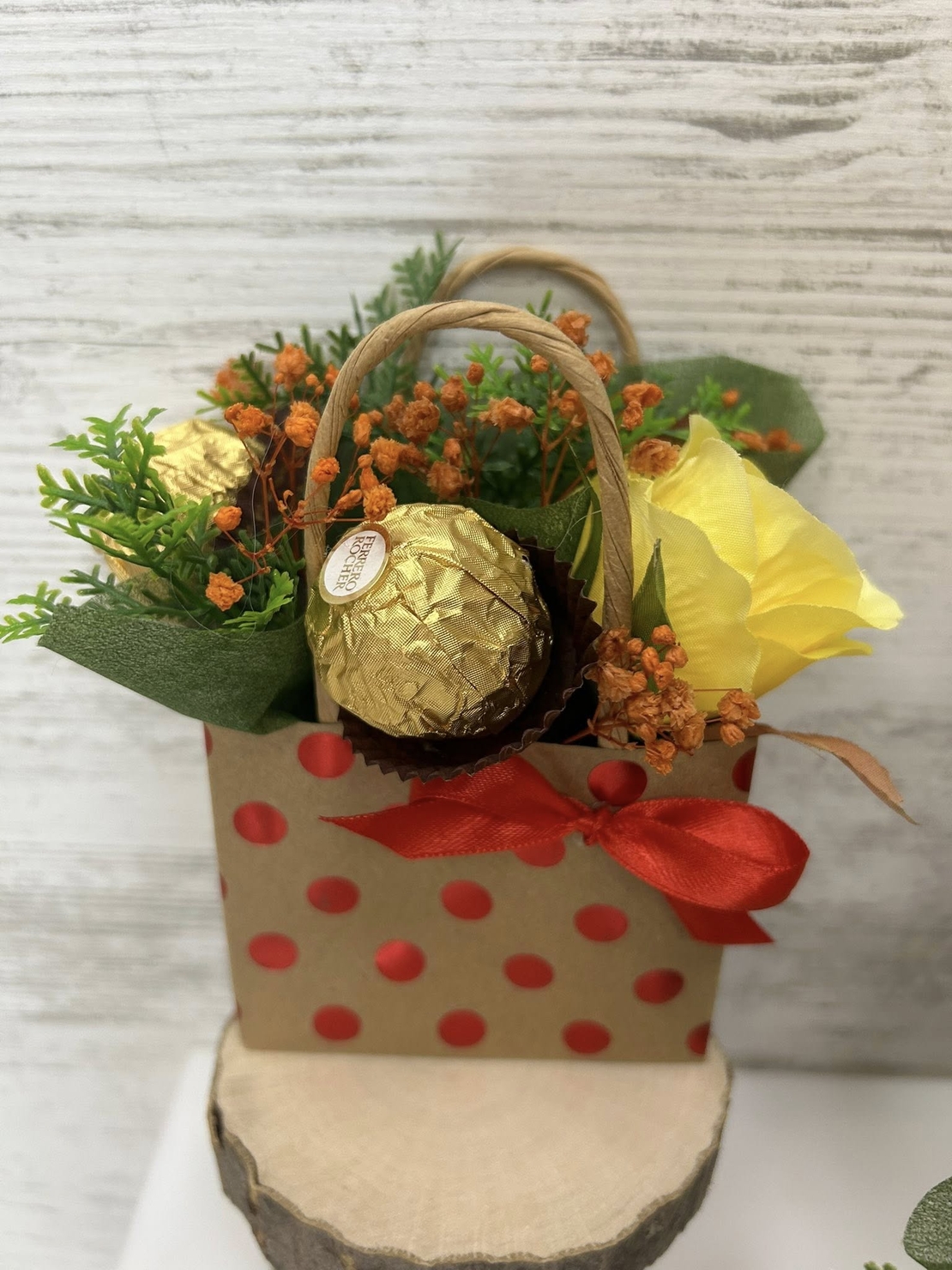 Мини чантичка с червени точки