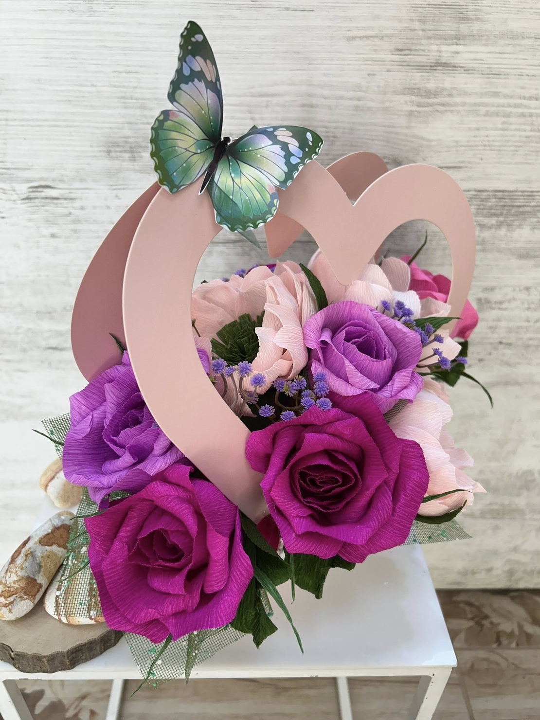 Розово сърце с лилаво- розови цветя и зелена пеперуда
