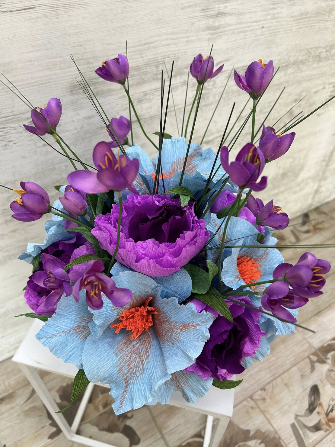 КРЪГЛА ,БЯЛА КУТИЯ СЪС СИНЬО,ЛИЛАВО,ОРАНЖЕВО ЦВЕТЯ