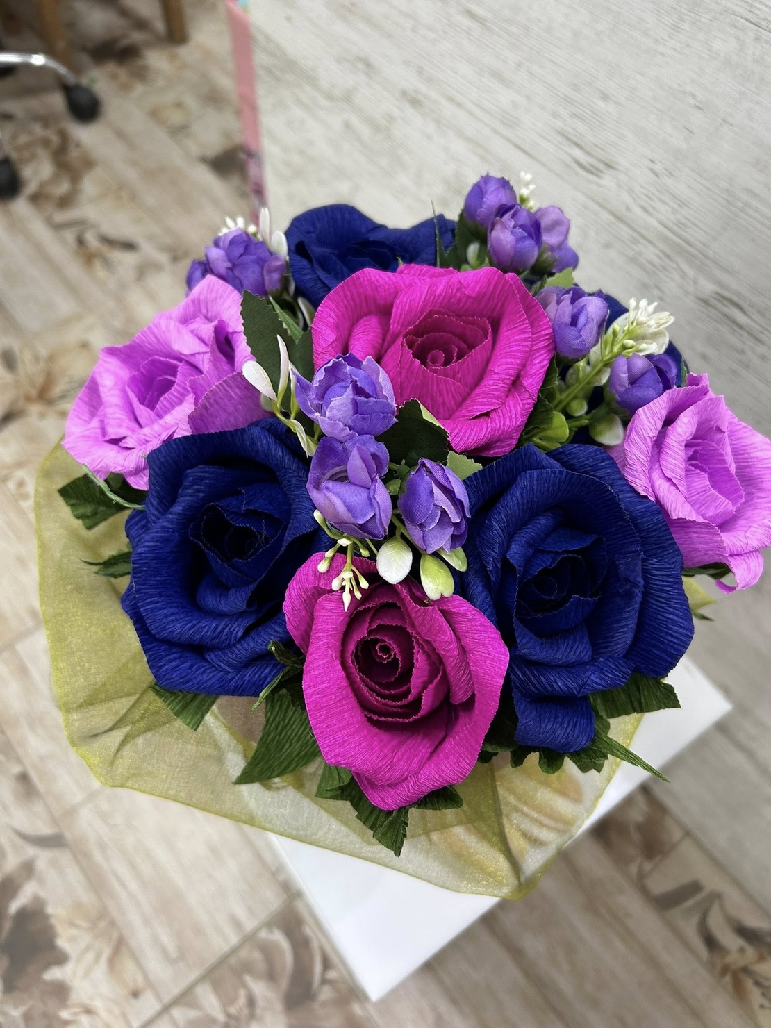 Лилава основа със сини,цикламени и розови рози