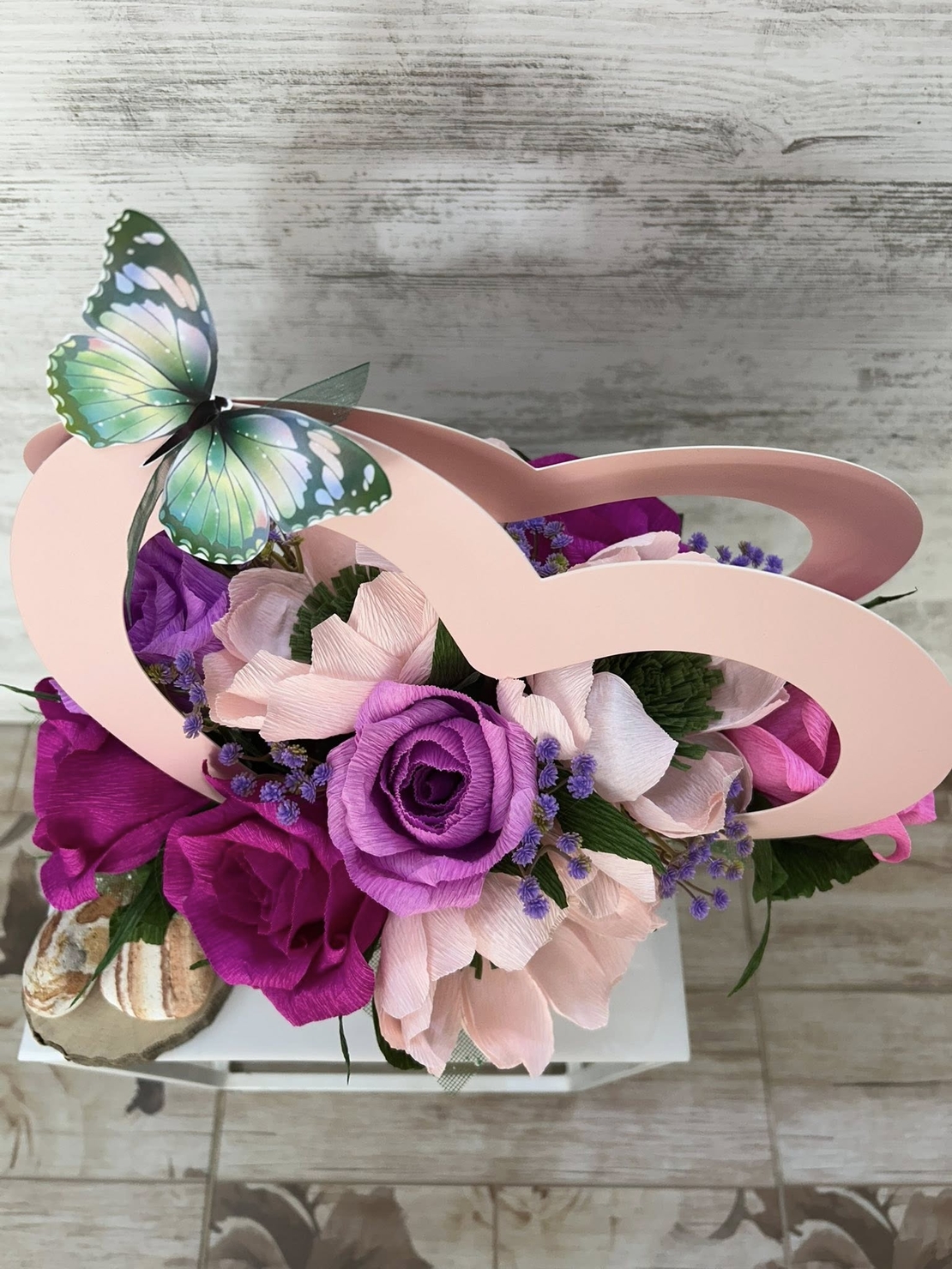 Розово сърце с лилаво- розови цветя и зелена пеперуда