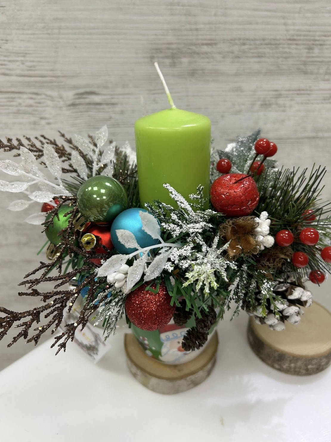 Коледен свещник в зелена чаша и зелена свещ