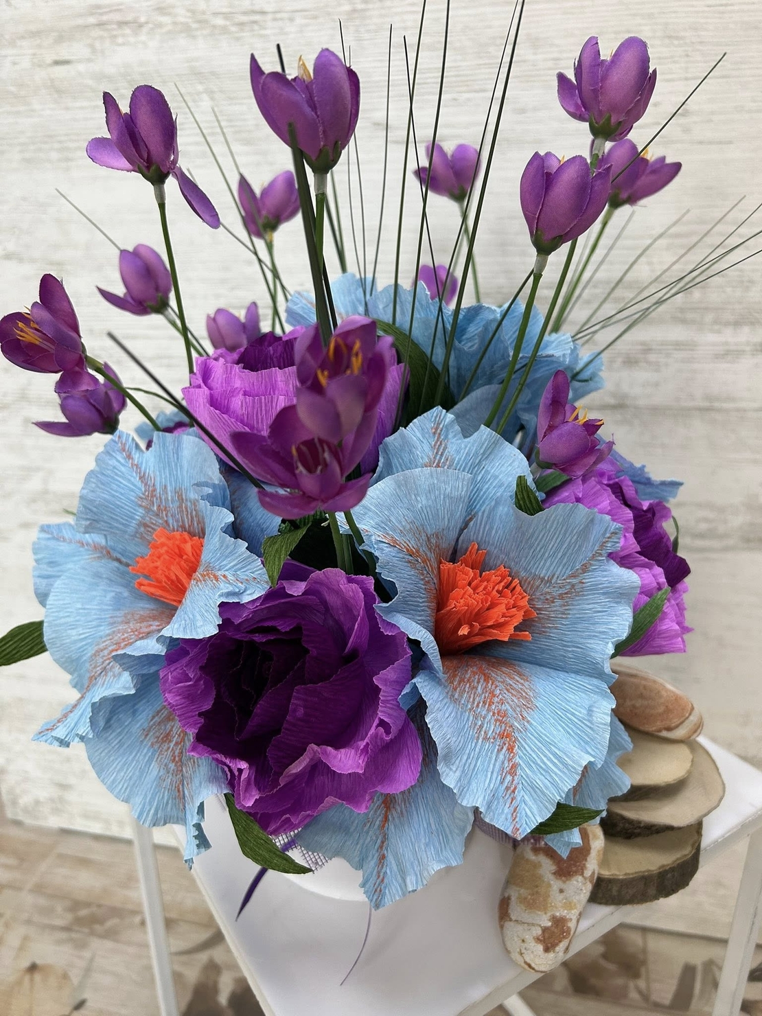 КРЪГЛА ,БЯЛА КУТИЯ СЪС СИНЬО,ЛИЛАВО,ОРАНЖЕВО ЦВЕТЯ