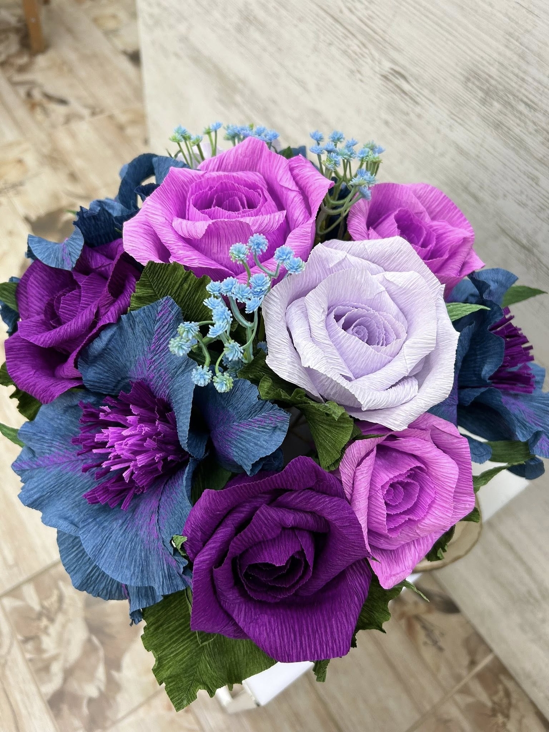 Синьо-лилави цветя в квадратна ,бяла кутия