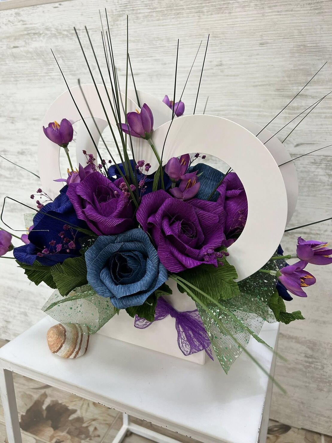 Бяло сърце лилаво сини рози.