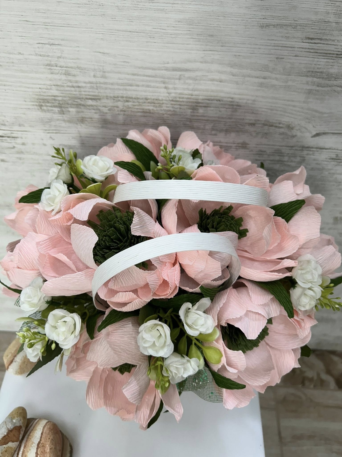 БЯЛА ЧАНТИЧКА С РОЗОВИ БОЖУРИ