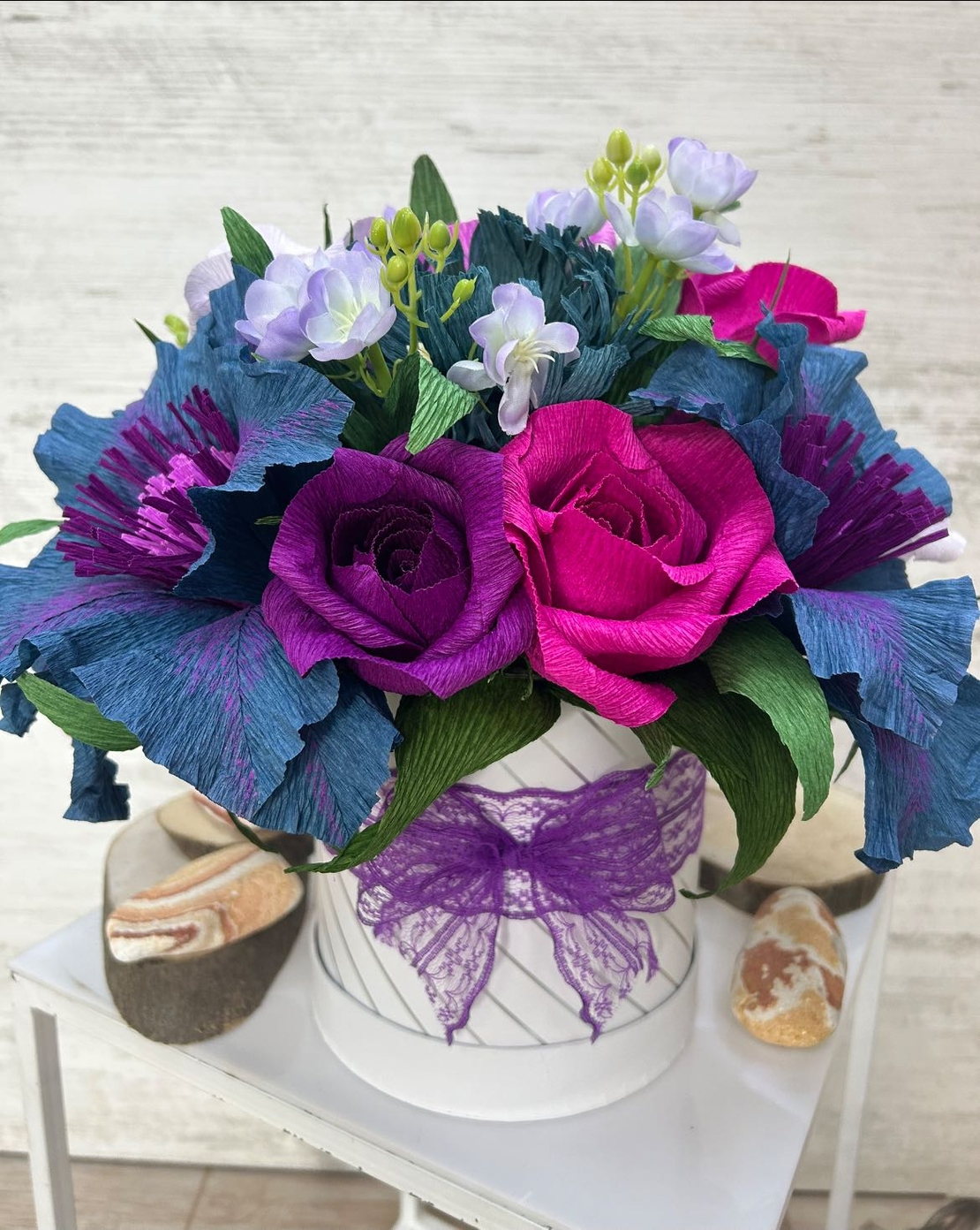 Лилави,розови и сини цветя в бяла кутия с лилава панделка