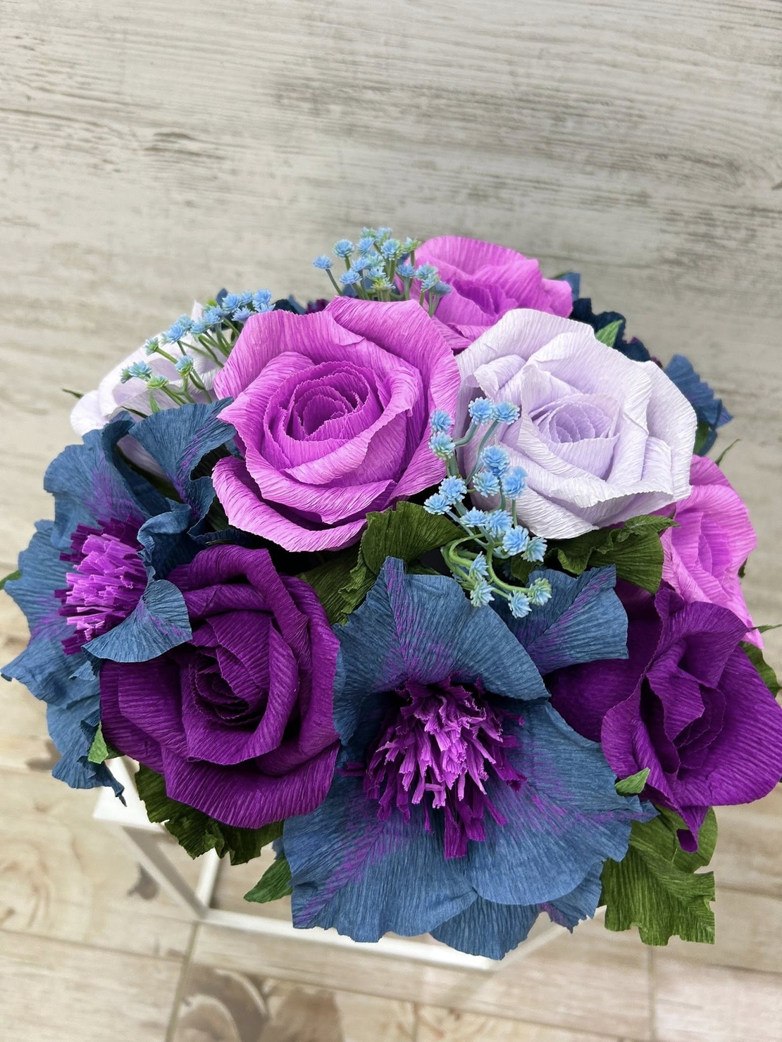 Синьо-лилави цветя в квадратна ,бяла кутия