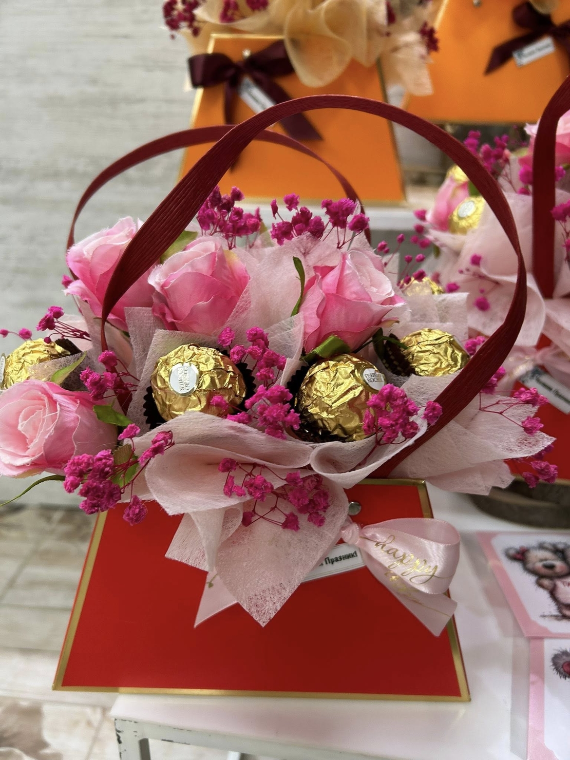 Оранжева и червена чанта с рози и бонбони