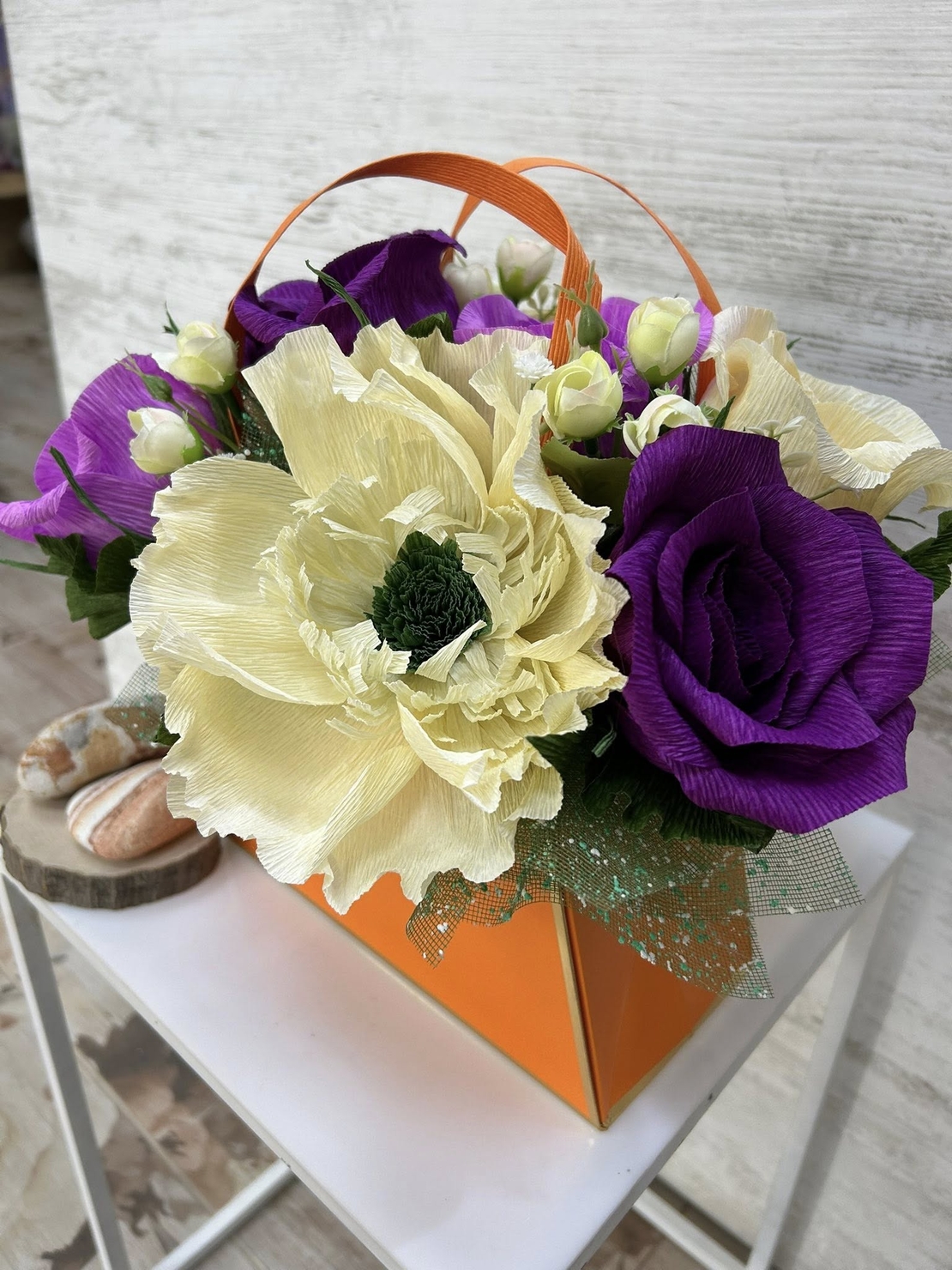 Оранжева чантичка с жълто-лилави цветя