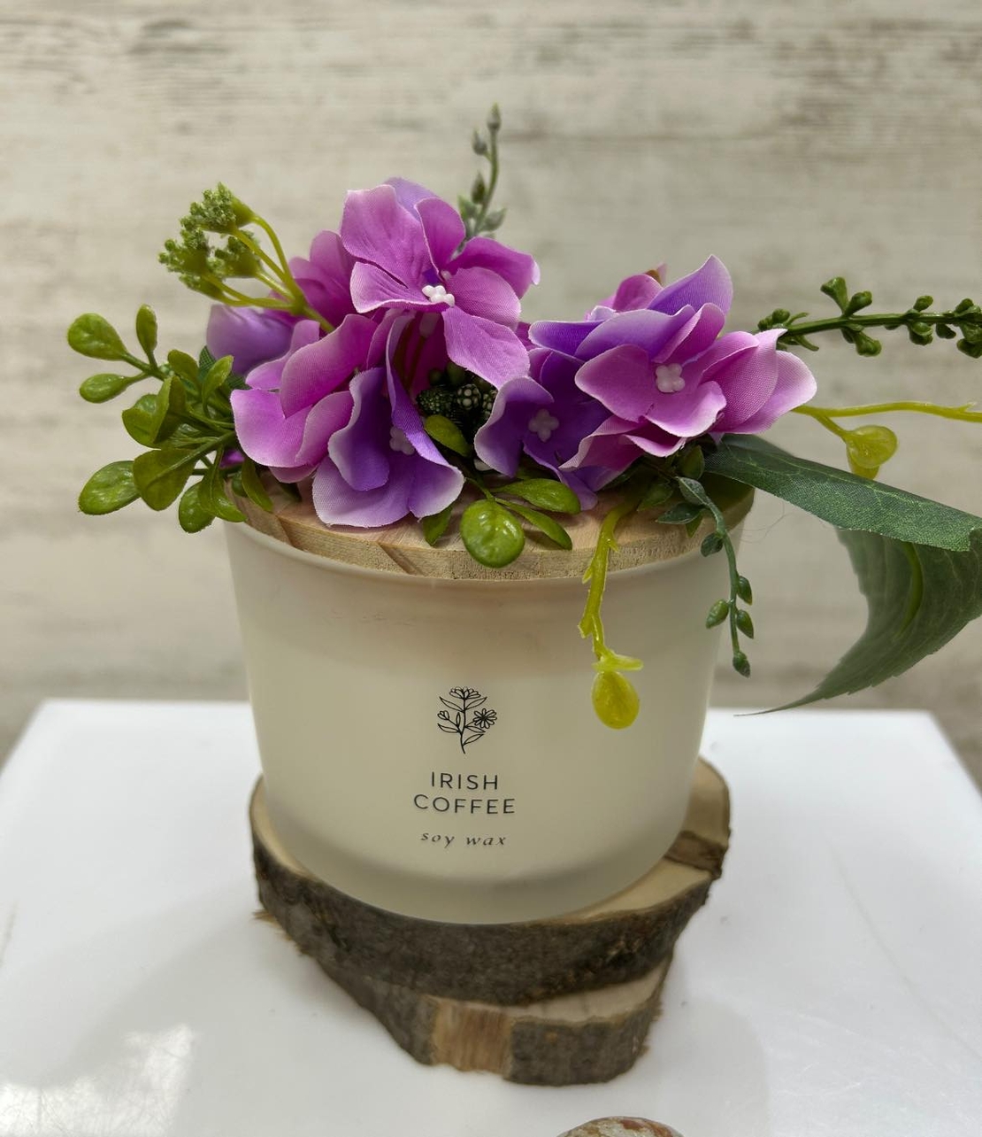 Декорирани свещи в лилаво