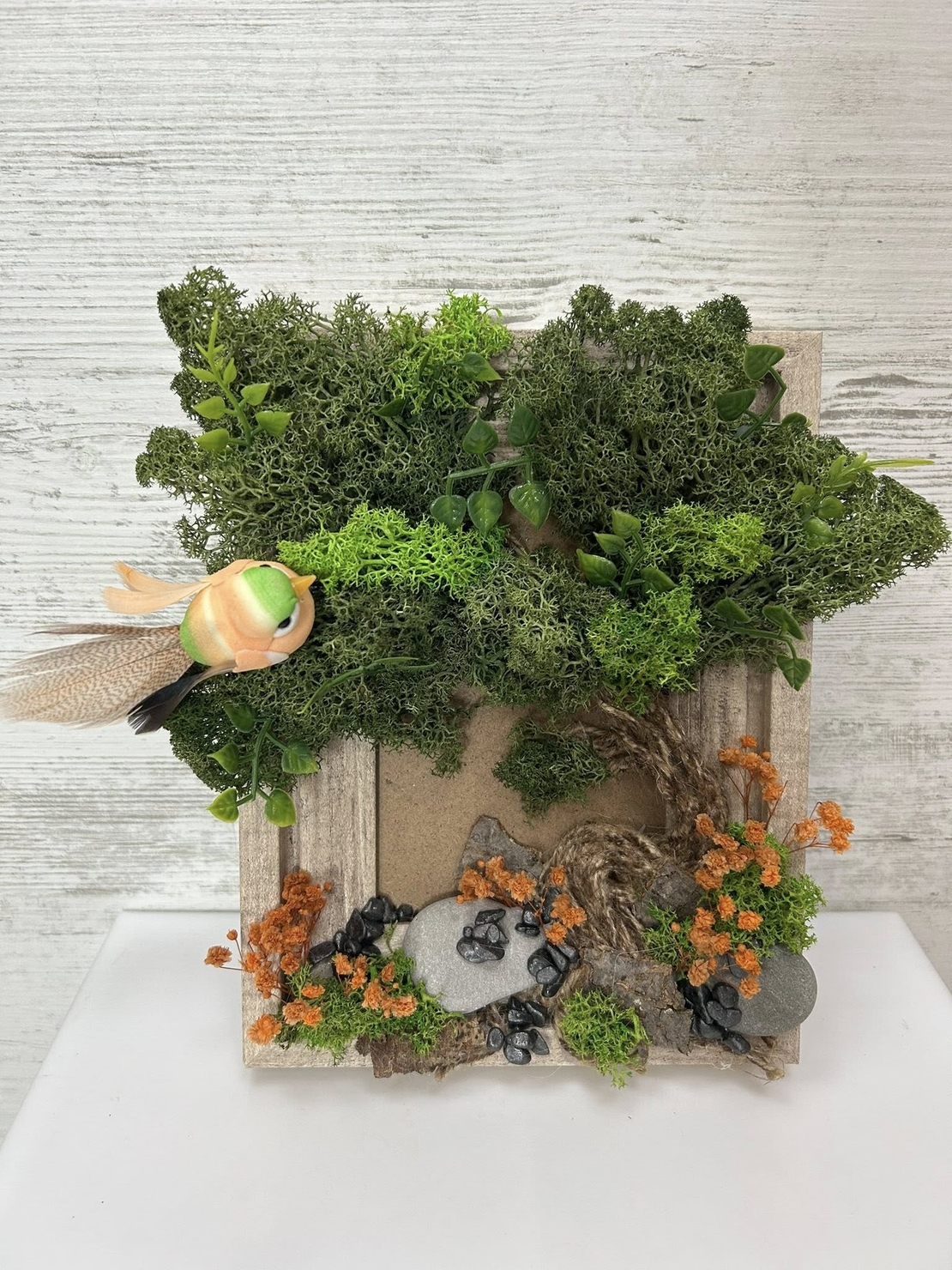 Дърво с оранжево птиченце