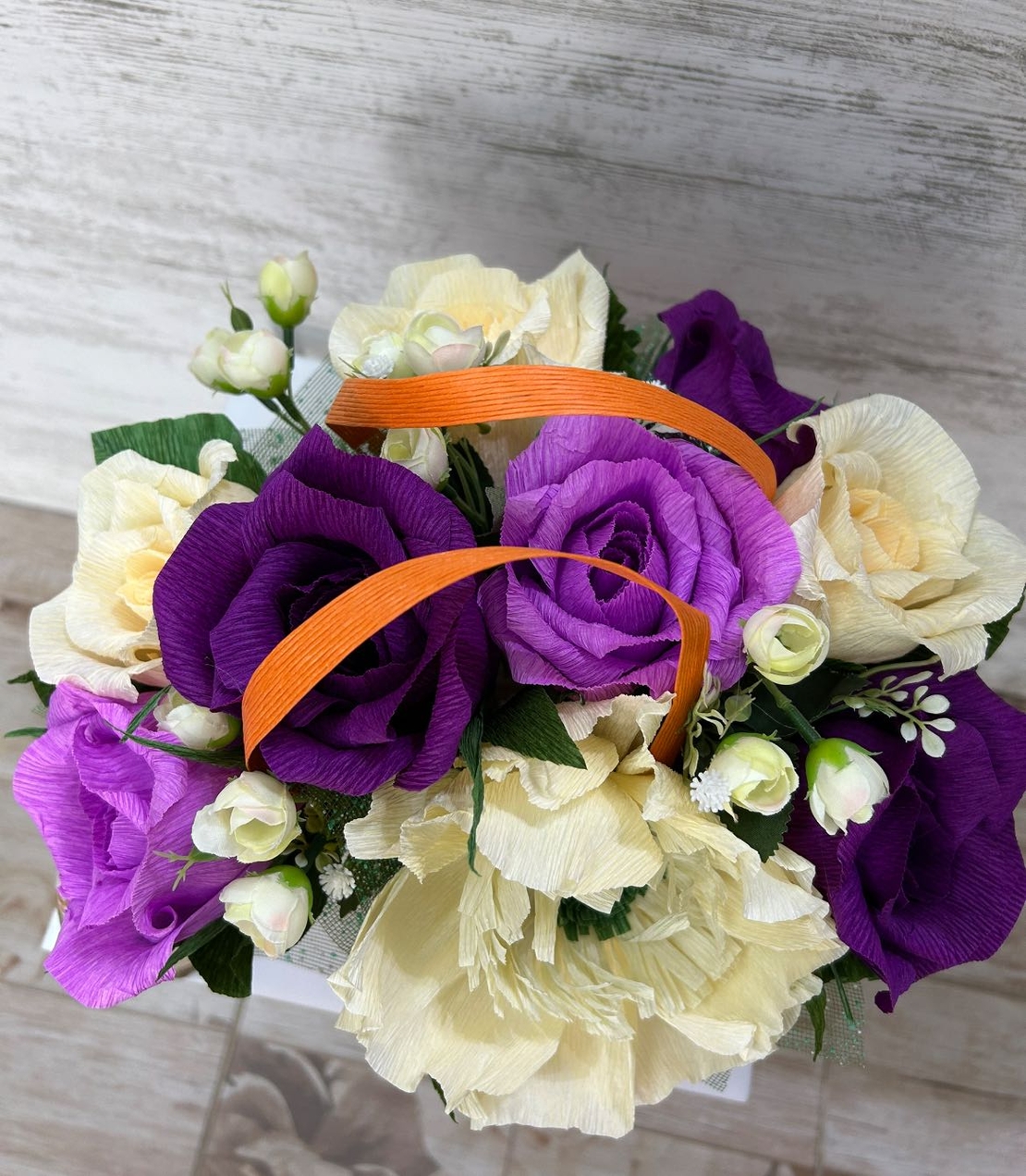 Оранжева чантичка с жълто-лилави цветя