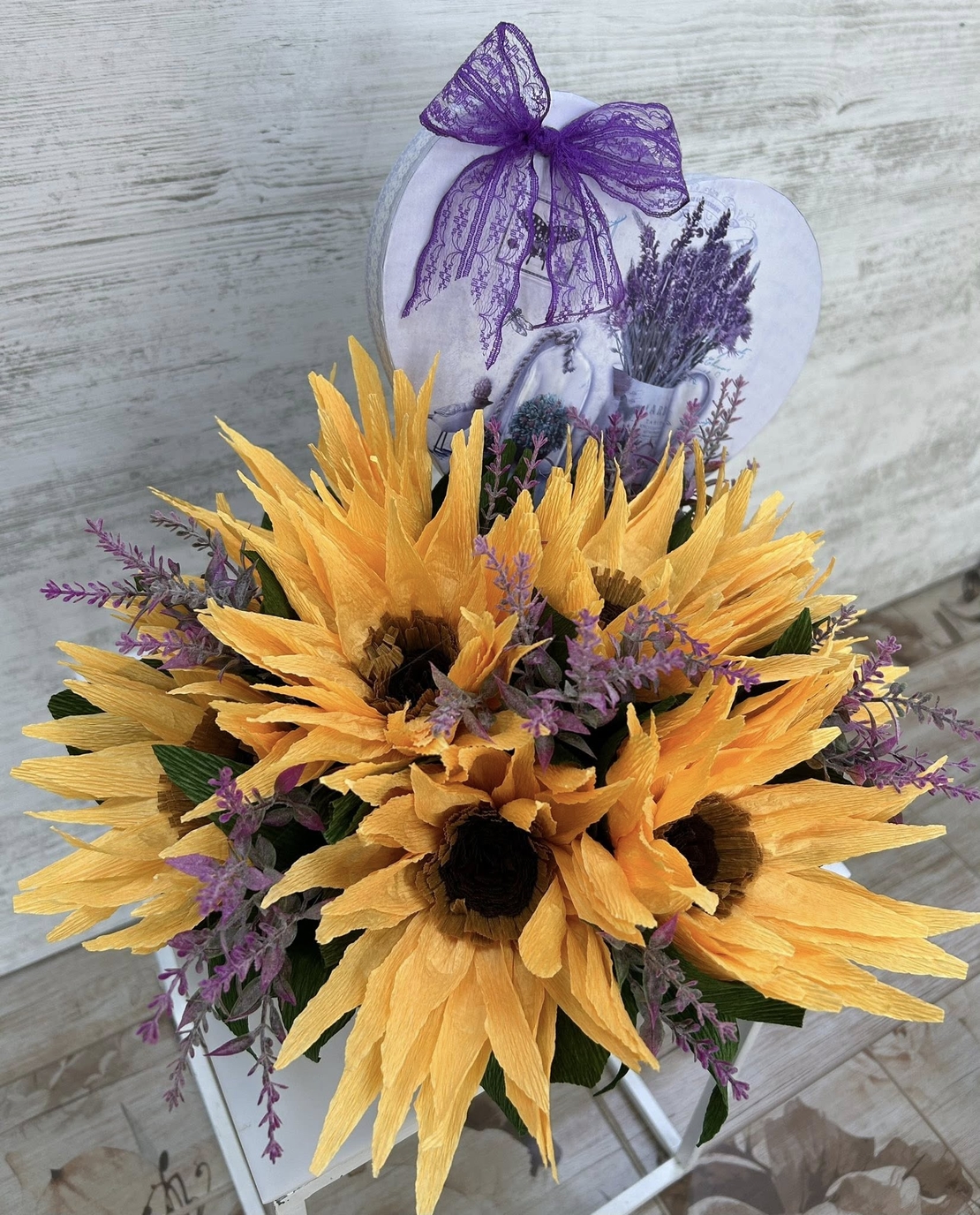 Слънчогледи в кутия сърце