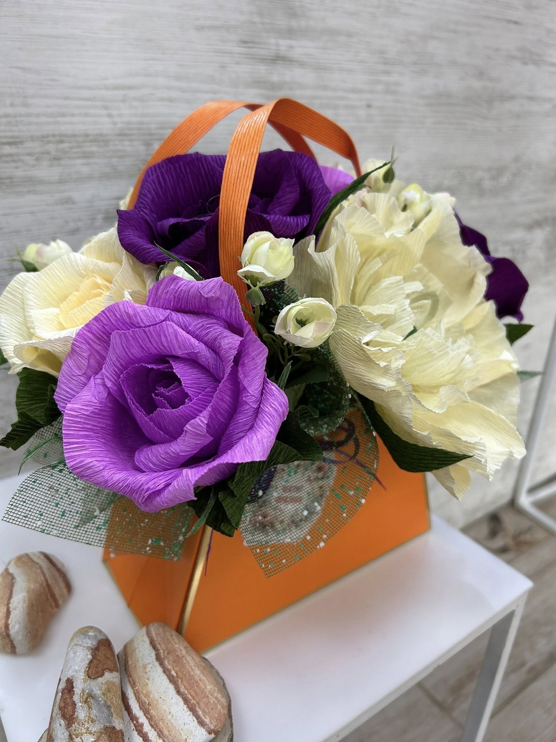 Оранжева чантичка с жълто-лилави цветя