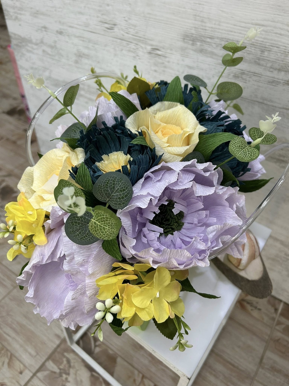 Лилави,сини  и жълти цветя в резидава чантичка