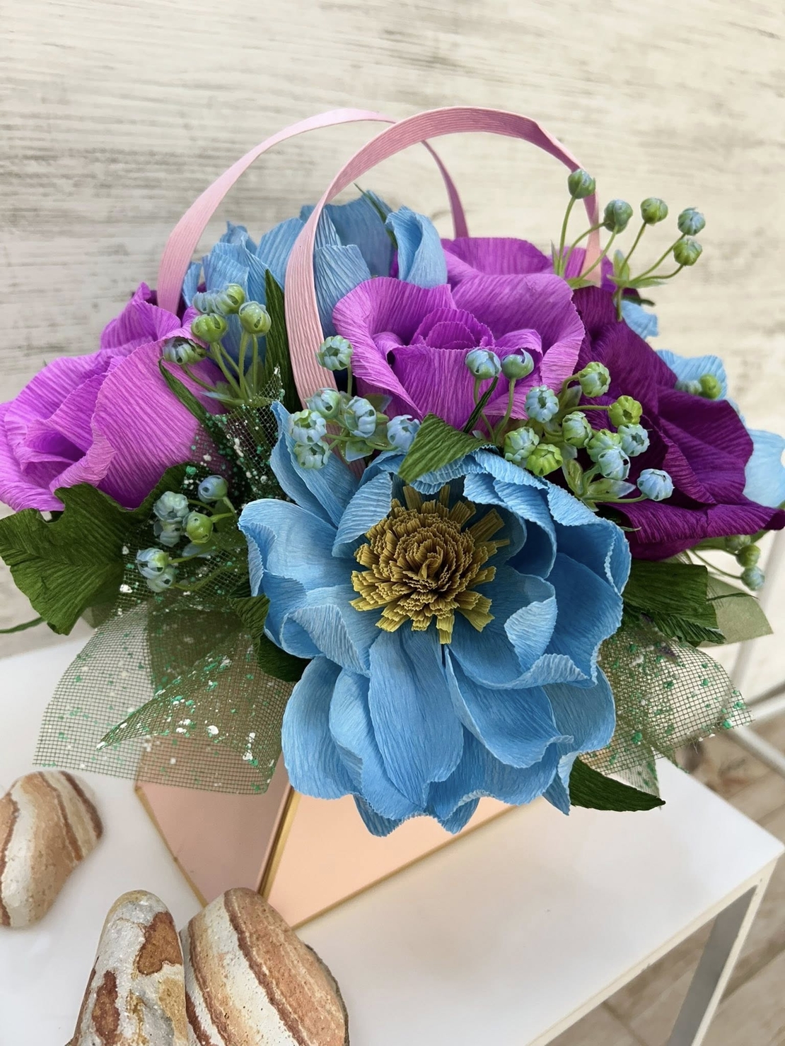 Розова чантичка със синьо-лилави цветя