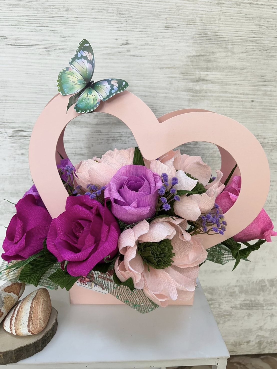 Розово сърце с лилаво- розови цветя и зелена пеперуда