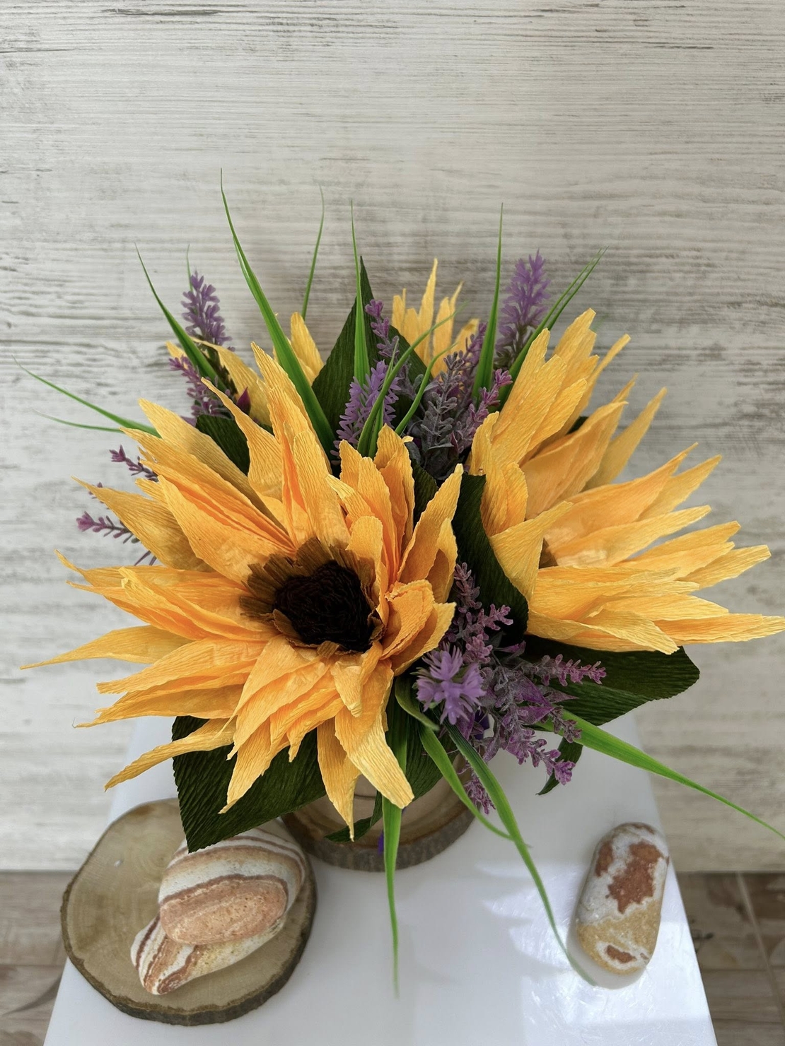 Слънчогледи в бежова кутия