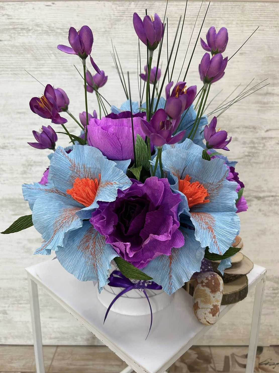 КРЪГЛА ,БЯЛА КУТИЯ СЪС СИНЬО,ЛИЛАВО,ОРАНЖЕВО ЦВЕТЯ