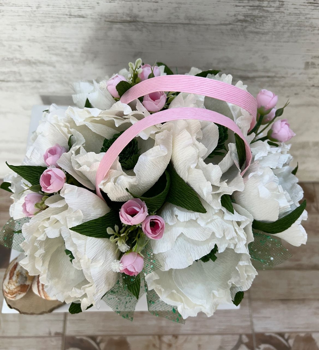 Бели божури в розова чантичка